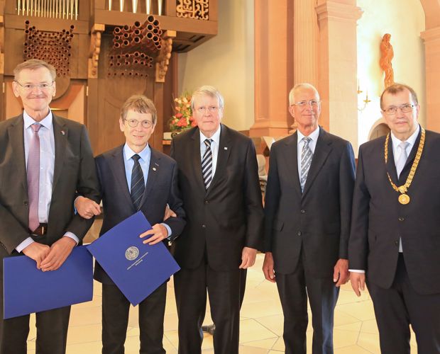 Verleihung der Medaille &quot;Bene Merenti&quot; der Uni Würzburg an Prof. Dr. Gerd Müller (2. von rechts) durch den Präsidenten der Universität, Prof. Dr. Alfred Forchel (rechts).
