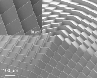 Cm-Skala-Array mit komplexer optischer Struktur und hochpräzisen µ-Merkmalen