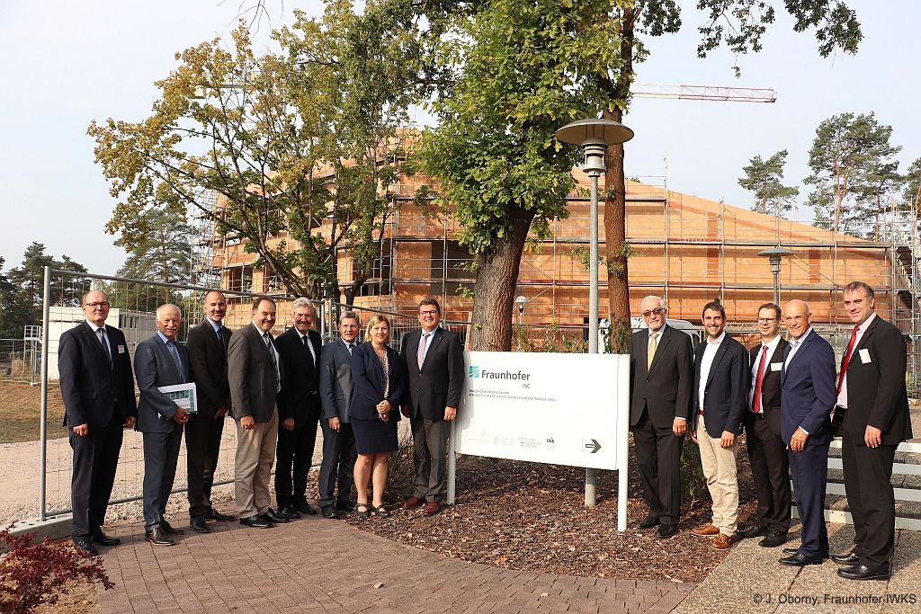 Vor dem entstehenden Neubau der Fraunhofer-Projektgruppe für Wertstoffkreisläufe und Ressourcenstrategie IWKS. Vor dem entstehenden Neubau der Fraunhofer-Projektgruppe für Wertstoffkreisläufe und Ressourcenstrategie IWKS.