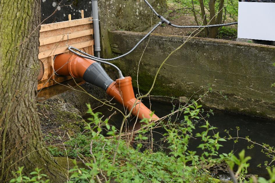 Installation des Venturirohrs im Kanal der Storchenmühle und flexible Druckleitung zum Generator-Teststand