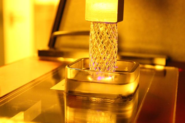 ORMOCER®-basierte Materialien können mit 3D-Druck zu beliebigen komplexen Formen mit Hinterschneidungen und filigranen Strukturen verarbeitet werden. Zudem lassen sich ebenfalls hochwertige dentale Komposite verdrucken. ORMOCER®-basierte Materialien können mit 3D-Druck zu beliebigen komplexen Formen mit Hinterschneidungen und filigranen Strukturen verarbeitet werden. Zudem lassen sich ebenfalls hochwertige dentale Komposite verdrucken.
