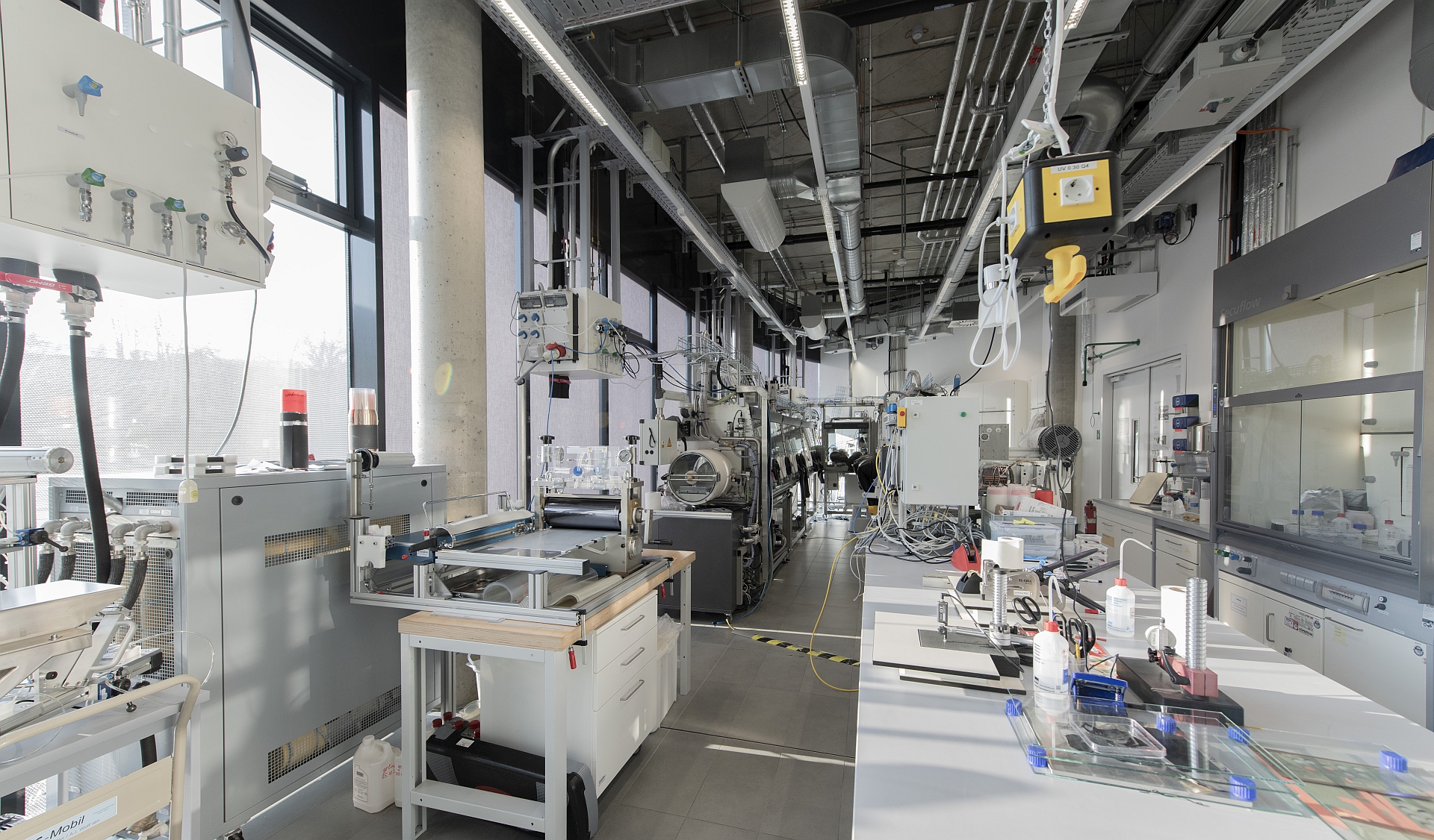 Im Fraunhofer ISC, Würzburg, steht die vollständige Prozesskette für die Herstellung von Batteriezellen zur Verfügung, derzeit wird der Bereich für die Assemblierung unter Schutzgasatmosphäre weiter ausgebaut (im Bild hinten links). 