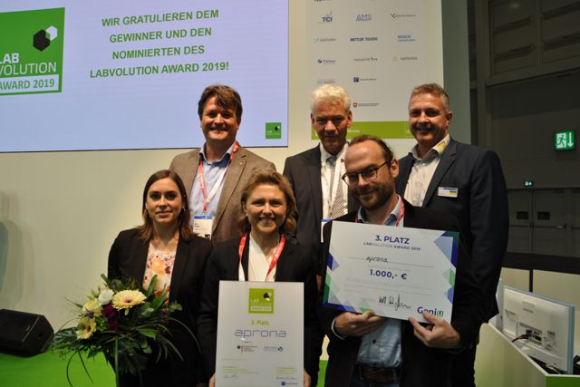 Nach der Verleihung v. links n. rechts (hintere Reihe): Dr. Jörn Probst, Dr. Oliver Pullig, Jörn Schmid (Goldfuß engineering, Projektpartner Anlagenbau); (vordere Reihe)  Anja Reutter (BioRegio STERN), Dr. Sofia Dembski und Thomas Schwarz.