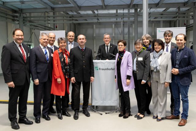 Ehrengäste aus Politik, Wirtschaft und Industrie nahmen an der Eröffnungsfeier der Faserpilotanlage in Bayreuth teil (v.l.n.r.): Prof. Dr. Gerhard Sextl, Leiter des Fraunhofer Instituts ISC; Prof. Dr. Huber Jäger, Leiter des Instituts für Leichtbau und Kunststofftechnik der TU Dresden; Dr. Markus Zanner, Kanzler der Universität Bayreuth; Brigitte Merk-Erbe, Oberbürgermeisterin der Stadt Bayreuth; Dr. Friedrich Raether, Leiter des Fraunhofer-Zentrums HTL; Hubert Aiwanger, Bayerischer Staatsminister für Wirtschaft, Landesentwick-lung und Energie; Andreas Meuer, Vorstand der Fraunhofer Gesellschaft; Gudrun Brendel-Fischer, Abgeordnete des Bayerischen Landtags; Heidrun Piwernetz, Regierungspräsidentin des Regierungsbezirkes Oberfranken; Sonja Weigand, Präsidentin der IHK für Oberfranken; Gabriele Hohenner, Hauptgeschäftsführerin der IHK für Oberfranken; Thomas Koller, Hauptgeschäftsführer der Handwerkskammer Bayreuth; Tim Pargent, Abgeordneter des Bayerischen Landtags. Ehrengäste aus Politik, Wirtschaft und Industrie nahmen an der Eröffnungsfeier der Faserpilotanlage in Bayreuth teil (v.l.n.r.): Prof. Dr. Gerhard Sextl, Leiter des Fraunhofer Instituts ISC; Prof. Dr. Huber Jäger, Leiter des Instituts für Leichtbau und Kunststofftechnik der TU Dresden; Dr. Markus Zanner, Kanzler der Universität Bayreuth; Brigitte Merk-Erbe, Oberbürgermeisterin der Stadt Bayreuth; Dr. Friedrich Raether, Leiter des Fraunhofer-Zentrums HTL; Hubert Aiwanger, Bayerischer Staatsminister für Wirtschaft, Landesentwick-lung und Energie; Andreas Meuer, Vorstand der Fraunhofer Gesellschaft; Gudrun Brendel-Fischer, Abgeordnete des Bayerischen Landtags; Heidrun Piwernetz, Regierungspräsidentin des Regierungsbezirkes Oberfranken; Sonja Weigand, Präsidentin der IHK für Oberfranken; Gabriele Hohenner, Hauptgeschäftsführerin der IHK für Oberfranken; Thomas Koller, Hauptgeschäftsführer der Handwerkskammer Bayreuth; Tim Pargent, Abgeordneter des Bayerischen Landtags.