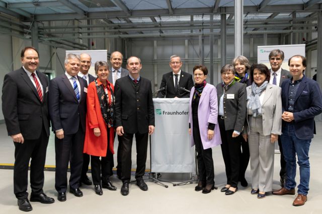 Ehrengäste aus Politik, Wirtschaft und Industrie nahmen an der Eröffnungsfeier der Faserpilotanlage in Bayreuth teil (v.l.n.r.): Prof. Dr. Gerhard Sextl, Leiter des Fraunhofer Instituts ISC; Prof. Dr. Huber Jäger, Leiter des Instituts für Leichtbau und Kunststofftechnik der TU Dresden; Dr. Markus Zanner, Kanzler der Universität Bayreuth; Brigitte Merk-Erbe, Oberbürgermeisterin der Stadt Bayreuth; Dr. Friedrich Raether, Leiter des Fraunhofer-Zentrums HTL; Hubert Aiwanger, Bayerischer Staatsminister für Wirtschaft, Landesentwick-lung und Energie; Andreas Meuer, Vorstand der Fraunhofer Gesellschaft; Gudrun Brendel-Fischer, Abgeordnete des Bayerischen Landtags; Heidrun Piwernetz, Regierungspräsidentin des Regierungsbezirkes Oberfranken; Sonja Weigand, Präsidentin der IHK für Oberfranken; Gabriele Hohenner, Hauptgeschäftsführerin der IHK für Oberfranken; Thomas Koller, Hauptgeschäftsführer der Handwerkskammer Bayreuth; Tim Pargent, Abgeordneter des Bayerischen Landtags.