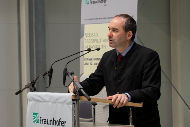 Der Bayerische Wirtschaftsminister Hubert Aiwanger hob bei seinem Grußwort den hohen Mehrwert hervor, den die Faserpilotanlage für Bayerns Unternehmenslandschaft bedeutet. Der Bayerische Wirtschaftsminister Hubert Aiwanger hob bei seinem Grußwort den hohen Mehrwert hervor, den die Faserpilotanlage für Bayerns Unternehmenslandschaft bedeutet.