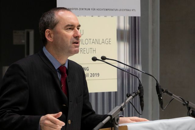 : Der Bayerische Wirtschaftsminister Hubert Aiwanger hob bei seinem Grußwort den hohen Mehrwert hervor, den die Faserpilotanlage für Bayerns Unternehmenslandschaft bedeutet. : Der Bayerische Wirtschaftsminister Hubert Aiwanger hob bei seinem Grußwort den hohen Mehrwert hervor, den die Faserpilotanlage für Bayerns Unternehmenslandschaft bedeutet.