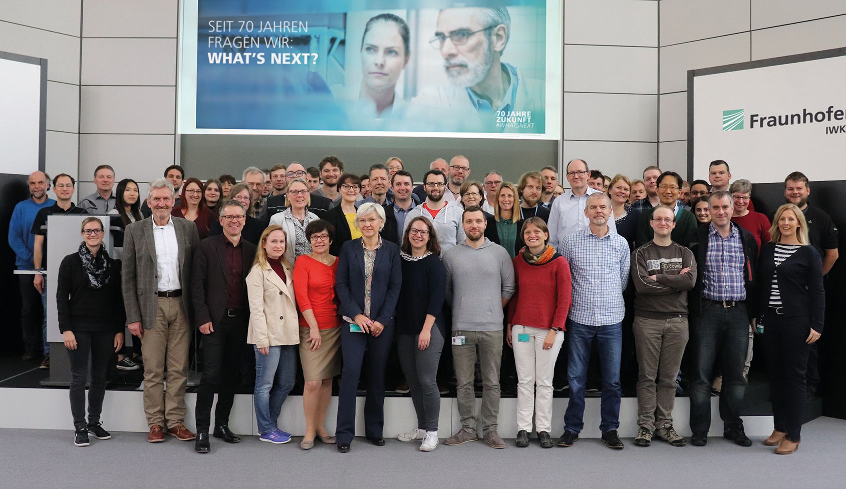 Die Mitarbeitenden des Fraunhofer IWKS und Dr. Thomas Hofmann, stellvertretender Institutsleiter des Fraunhofer ISC, freuen sich über den erreichten Meilenstein. Die Mitarbeitenden des Fraunhofer IWKS und Dr. Thomas Hofmann, stellvertretender Institutsleiter des Fraunhofer ISC, freuen sich über den erreichten Meilenstein.