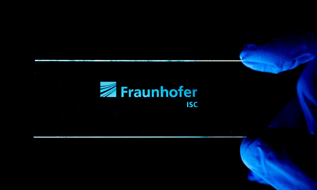 Illuminating a structure consisting of 10.000 microprisms reveals the logo of Fraunhofer ISC.