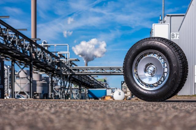 Initial testing of tires made from the nature-identical, biomimetic synthetic rubber BISYKA shows that they achieve around 30 to 50 percent less abrasion compared to natural rubber tires.