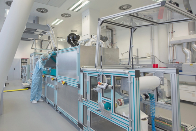 Rolle-zu-Rolle Herstellung von elektrochromen Folien unter Reinraumbedingungen im Fraunhofer ISC. Roll-to-Roll production of electrochromic films under cleanroom conditions at Fraunhofer ISC